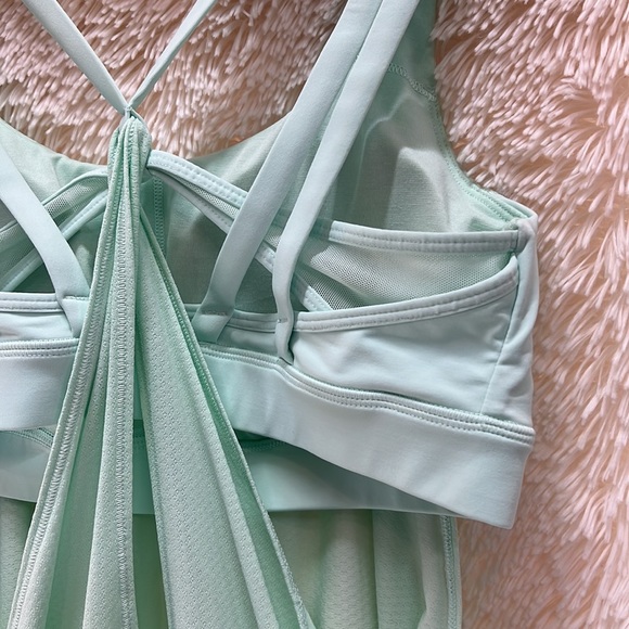 Lululemon athletica top size 10 w/ build in bra & removable cup inserts - Picture 16 of 17